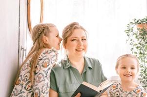 mère maman fille enfant accueil murmure oreille photo