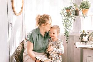 mère maman fille enfant maison baiser photo