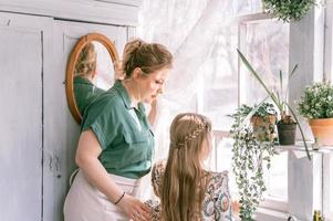 mère maman fille enfant maison photo