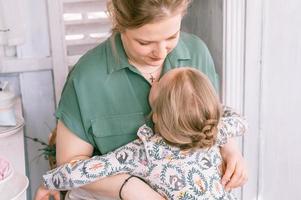 mère maman enfant fille bras photo