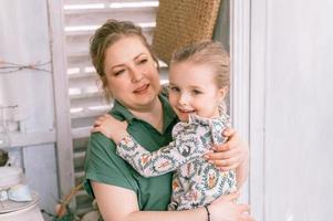 mère maman enfant fille bras photo