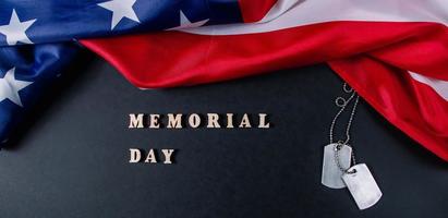 concept de jour commémoratif. drapeau américain et étiquettes militaires sur fond noir. souvenez-vous et honorez. photo