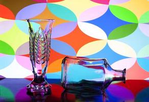 vase et bouteille en verre transparent photo