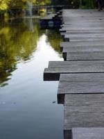 passerelle en bois pont couleur grise au-dessus de l'eau photo