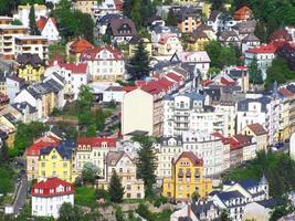 vue sur les bâtiments colorés ville de karlovy varie de l'eau minérale photo