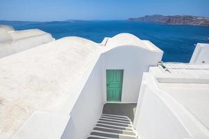 île de santorin, grèce comme fond de paysage de voyage. belle architecture blanche romantique, fleurs roses et vue sur la mer. vacances d'été, destination de vacances en couple. incroyable voyage pittoresque photo