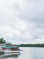 bateau de pêche sur la rivière photo