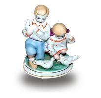 figurine en porcelaine avec enfants et colombe photo