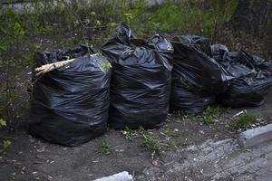 sacs poubelles noirs après le nettoyage des rues photo