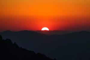 coucher de soleil paysage avec silhouette de montagne photo