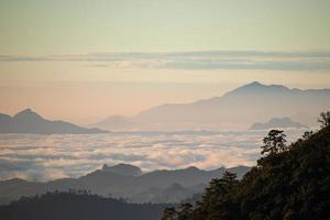 paysage de montagne du lever du soleil coloré dans les montagnes. vue sur le brouillard et les nuages photo