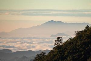 paysage de montagne du lever du soleil coloré dans les montagnes. vue sur le brouillard et les nuages photo