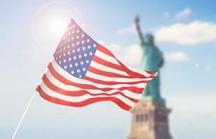 drapeau américain sur fond flou de la statue de la liberté pour le jour du souvenir, le 4 juillet, la fête du travail, la fête des présidents, la fête de l'indépendance. photo