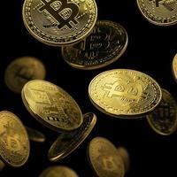 pièce d'or bitcoin lévite sur fond noir photo