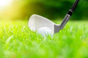 balle de golf sur le tee dans une belle herbe sur un terrain de golf pour un coup de trou en un en compétition avec le fer 7 photo