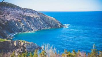 montagnes rocheuses à travers l'anse de la viande du cap breton, nouvelle-écosse, canada photo