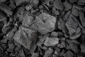 morceaux de charbon de bois noir photo