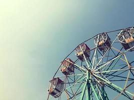 le parc d'attractions swing et le ciel vintage. photo