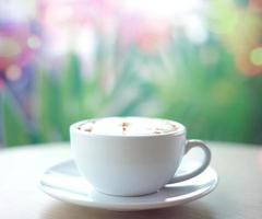 une tasse de café au lait au café. photo