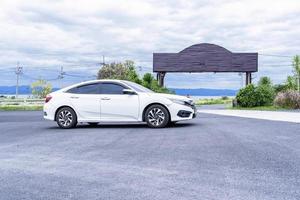 suphan buri, thaïlande, 2022- honda civic sur rue en béton photo