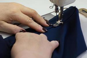 une production de couture, gros plan sur mesure photo