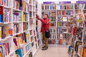 Ivanovo, Russie, 21 février 2021, un homme choisit un livre dans une librairie, éditorial photo