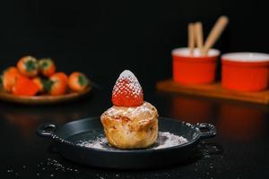 Garniture de gâteau aux fraises maison avec du sucre glace. aliments sucrés. dessert sucré. parfait dessert de saison estivale servi sur assiette. photo