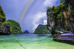 krabi, thaïlande - plage de la baie de maya sur l'île de phi phi ley plages de sable blanc propres et mer vert émeraude arc-en-ciel au milieu de la mer. photo