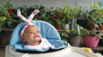 bébé heureux asiatique souriant avec espace de copie. adorable bébé de 4 mois. photo