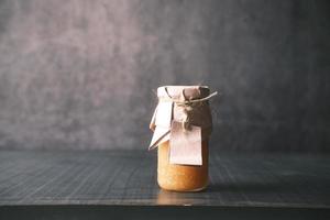 miel frais dans un bocal en verre avec une étiquette vide en papier photo