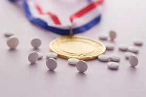 trophée de la première place et pilules médicales sur fond blanc photo