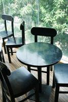 de nombreuses chaises vides au café pendant la période du virus corona photo