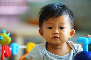 portrait de bébé asiatique avec des jouets. photo