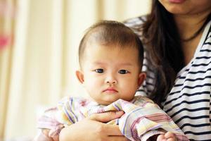 bébé asiatique à l'hôpital avec sa mère. enfant malade avec sa mère à l'hôpital photo