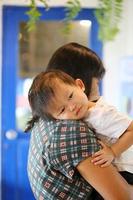 portrait de bébé asiatique endormi avec sa mère. concept de fête des mères de style de vie de femme. photo