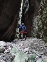 hommes en randonnée dans les montagnes photo