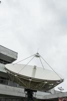 Antenne parabolique isolé sur fond blanc photo