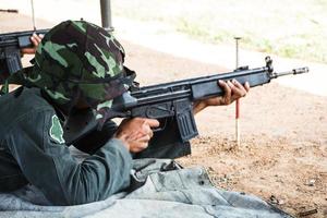 soldats tirant au fusil hk33a1 au stand de tir photo