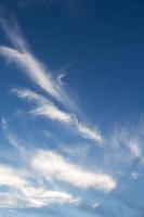 nuages avec ciel bleu photo