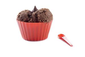 crème glacée au chocolat dans une tasse rouge et une cuillère rouge photo