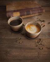 Deux tasses à café vintage sur une table en bois avec de vieux livres rendu 3d photo