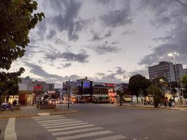 Buenos Aires, Argentine. 2022. centre de la ville de necochea au coucher du soleil photo