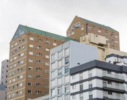 immeubles d'appartements en face de la plage de necochea photo