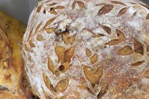 gros plan de pain. pain au levain fraîchement cuit avec une croûte dorée . concept boulangerie, texture pain au levain photo