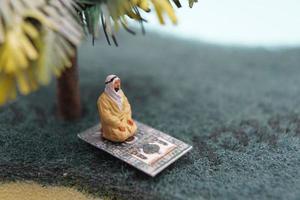 prière musulmane arabe dans le désert photo