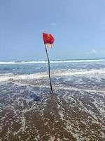 drapeau rouge de la zone de danger de la plage de pangandaran photo