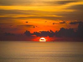 coucher de soleil en soirée au cap promthep, phuket photo