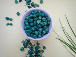 snack indonésie fait maison pois verts - snack kacang polong ijo, goût salé croquant à base de pois. les pois sont des plantes potagères sous forme de graines vertes. photo