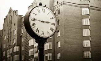 horloge de la ville dans la vieille ville photo