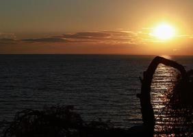 beau coucher de soleil sur la mer en grèce photo